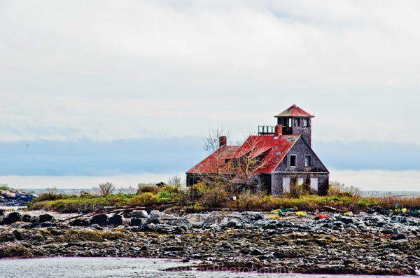 Whaleback ledge house