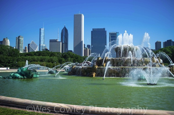 Buckingham fountain and skyline